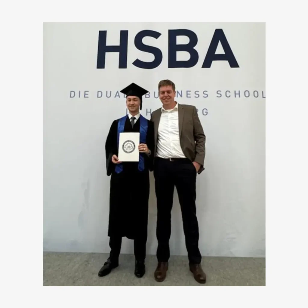 Linus Büntemeyer mit Titel "Bachelor of Science" vor der HSBA