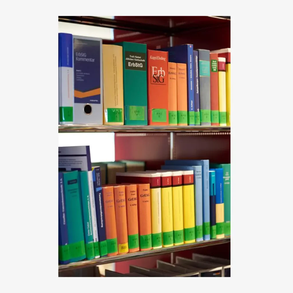 Bücher im Regal mit bunten Buchrücken