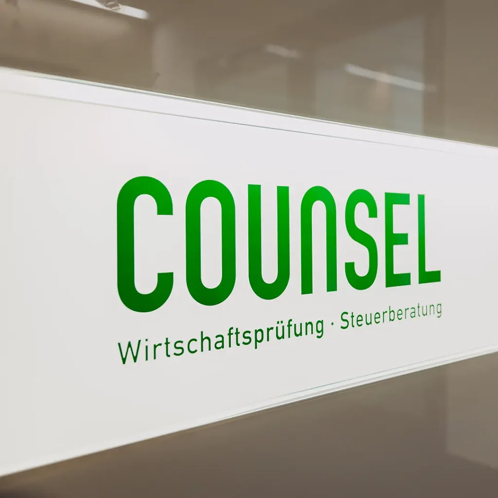 Türbeschriftung "Counsel Wirtschaftsprüfung und Steuerberatung" im Hamburger Office