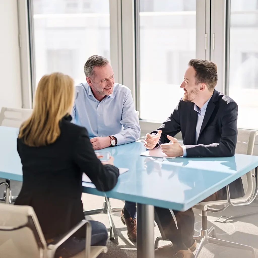 Meeting am Schreibtisch in einer Hamburger Kanzlei